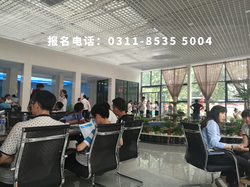 石家庄铁路技工学校2018报名现场 校园环境 第1张